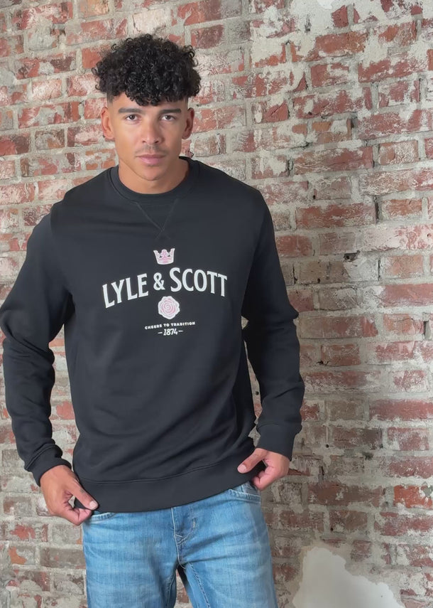 Lyle & Scott Truien Cheers to tradition graphic crew neck - jet black